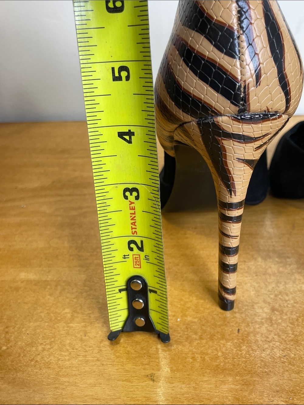 Steve Madden Black Pointed Pumps with Tiger-Print Heel. Size 7.5 - Picture 6 of 10